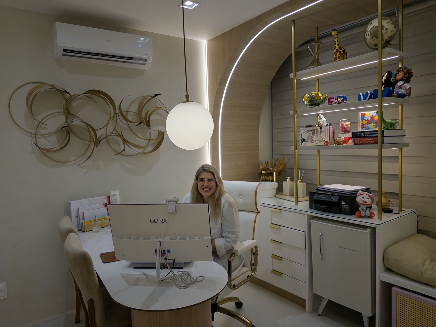 Miniatura da Dra. Amanda Val no consultório